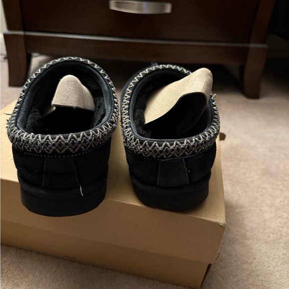 Women’s Ugg Tasman black size 9 used in fair condition with box - Picture 2 of 11